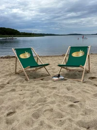 Liegestühle am See