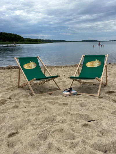 Liegestühle am See